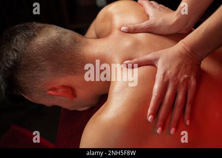 massage relaxant du cou dans la salle de massage. Banque D'Images