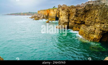 Côte Atlantique près de Boca do Inferno - une caverne ouverte près de Cascais, Portugal Banque D'Images