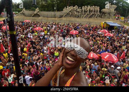 Sao Paulo, Brésil. 20th févr. 2023. Les gens dansent et célèbrent le carnaval dans les rues de São Paulo. Credit: Rafael Magalhaes/dpa/Alay Live News Banque D'Images