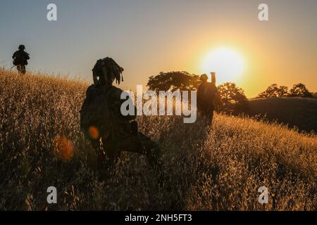 Les soldats de la Garde nationale de l'Armée de l'Alaska affectés à la Compagnie Alpha, 1st Bataillon, 297th Infantry Regiment, 29th Infantry Brigade combat Team, effectuent une patrouille de peloton de couloir et des manœuvres d'entraînement au cours d'un programme de capacité d'entraînement au combat exportable (XCTC) au Camp Roberts, Californie, 17 juillet 2022. La XCTC offre aux commandants et aux dirigeants l’occasion d’évaluer les forces et les faiblesses de leurs soldats, ce qui contribue à leur compétence en tant qu’individu, équipe, peloton, unité et brigade. Banque D'Images