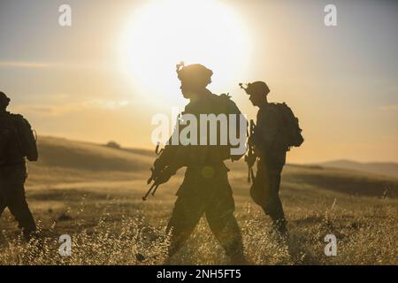 Les soldats de la Garde nationale de l'Armée de l'Arizona affectés à la Compagnie Alpha, 1st Bataillon, 158th Infantry Regiment, 29th Infantry Brigade combat Team conduisent un peloton pendant un exercice d'entraînement d'assaut aérien pendant le programme de capacité d'entraînement au combat exportable au Camp Roberts, Californie, 18 juillet 2022. La voie de l'assaut aérien se composait de deux pelotons qui engageaient des forces opposées au niveau des peloton et au niveau de l'entreprise au cours d'un événement culminant. Banque D'Images