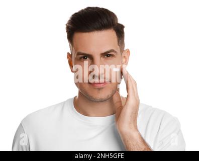Bel homme d'appliquer la crème sur fond blanc Banque D'Images