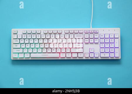 Clavier RVB moderne sur fond turquoise, vue de dessus Banque D'Images