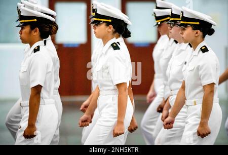 220718-N-PW480-0042 GRANDS LACS, ILLINOIS (18 juillet 2022) corps d'instruction des officiers de la Réserve navale (NROTC) nouveaux étudiants endoctrinement (NSI) les candidats de milieu de chantier défilent au cours de la cérémonie de remise des diplômes du cycle 2 qui se déroule à l'intérieur de la salle de l'exercice cérémonial de Midway, au Commandement de l'instruction des recrues (RTC), 18 juillet. À la fin de l'INS, les candidats débuteront leur première année du programme NROTC dans les collèges et universités de tout le pays cet automne. NSI est un programme d'endoctrinement hébergé au CCF, et fournit aux sages-navires une orientation commune en matière d'entraînement militaire. NSI fournit une formation de base dans cinq combats de guerre Banque D'Images