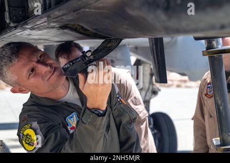 ÉTATS-UNIS Le major de la Force aérienne Joden Werlin, un pilote De combat A-10 Warthog au sein de l'escadron de combat 357th, 355th, Escadre de chasseurs, présente à Marines les capacités de l'A-10 Warthog au Centre de combat aérien du corps des Marines, Twentynine Palms, en Californie, sur 18 juillet 2022. Marines de l'escadron 24 du contrôle aérien maritime contrôlait les États-Unis La Force aérienne A-10s débarque et reçoit ensuite du combustible de Marines avec le MWSS-473. (É.-U. Photo du corps marin par. Caporal Ryan Schmid) Banque D'Images