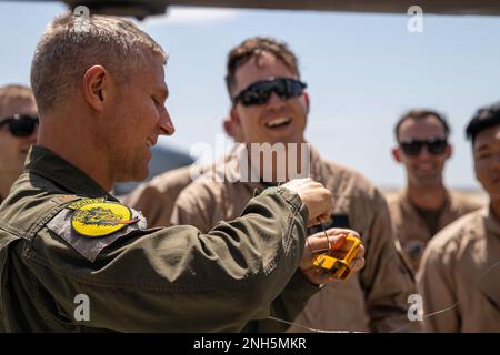 ÉTATS-UNIS Le major de la Force aérienne Joden Werlin, un pilote De combat A-10 Warthog au sein de l'escadron de combat 357th, 355th, Escadre de chasseurs, présente à Marines les capacités de l'A-10 Warthog au Centre de combat aérien du corps des Marines, Twentynine Palms, en Californie, sur 18 juillet 2022. Marines de l'escadron 24 du contrôle aérien maritime contrôlait les États-Unis La Force aérienne A-10s débarque et reçoit ensuite du combustible de Marines avec le MWSS-473. (É.-U. Photo du corps marin par. Caporal Ryan Schmid) Banque D'Images