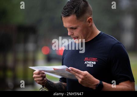 Le Cpl. Anton Shekhalevich, 412th, ingénieur de théâtre, étudie sa carte lors d’un exercice d’orientation à Burlington, VT, sur 18 juillet 2022. La compétition militaire de la Confédération interalliée des officiers de réserve (CIOR MILCOMP) est une compétition d'équipe de trois jours composée de l'OTAN et du Partenariat pour les nations de la paix en Europe. Il est autour depuis 1957. Le concours est ouvert à toutes les composantes de la réserve pour les NCO et les officiers. Il est maintenant géré sur une base volontaire et financé par d'anciens concurrents par l'intermédiaire d'une association d'anciens élèves. Banque D'Images