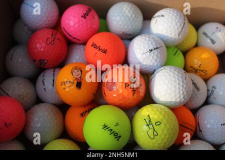 Balles de golf colorées dans une boîte en carton Banque D'Images