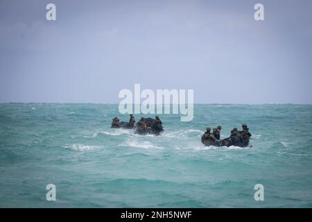 ZONE D'ENTRAÎNEMENT DU CORPS MARIN SOUFFLETS, Hawaï (18 juillet 2022) États-Unis Les Marines, avec 3rd Bataillon de reconnaissance, 3rd soldats de la division marine et de l'armée australienne, lancent des engins de combat en caoutchouc lors de l'entraînement helo-CAST pour la Rim du Pacifique (RIMPAC) 2022, 18 juillet. Vingt-six nations, 38 navires, quatre sous-marins, plus de 170 avions et 25 000 membres du personnel participent au programme RIMPAC de 29 juin au 4 août dans les îles hawaïennes et dans le sud de la Californie. Le plus grand exercice maritime international au monde, RIMPAC offre une occasion unique de formation tout en favorisant et en soutenant le coop Banque D'Images