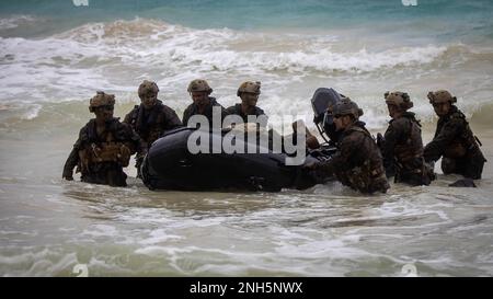 ZONE D'ENTRAÎNEMENT DU CORPS MARIN SOUFFLETS, Hawaï (18 juillet 2022) États-Unis Les Marines, avec 3rd Bataillon de reconnaissance, 3rd soldats de la division marine et de l'armée australienne, lancent des engins de combat en caoutchouc lors de l'entraînement helo-CAST pour la Rim du Pacifique (RIMPAC) 2022, 18 juillet. Vingt-six nations, 38 navires, quatre sous-marins, plus de 170 avions et 25 000 membres du personnel participent au programme RIMPAC de 29 juin au 4 août dans les îles hawaïennes et dans le sud de la Californie. Le plus grand exercice maritime international au monde, RIMPAC offre une occasion unique de formation tout en favorisant et en soutenant le coop Banque D'Images