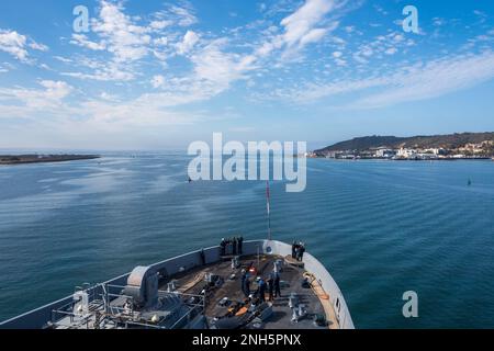 220718-N-VQ947-1017 SAN DIEGO (18 juillet 2022) — le navire de transport amphibie de classe San Antonio USS Portland (LPD 27) part de San Diego pour Rim of the Pacific (RIMPAC) dans le sud de la Californie, au 18 juillet 2022. Vingt-six nations, 38 navires, quatre sous-marins, plus de 170 avions et 25 000 membres du personnel participent au programme RIMPAC de 29 juin au 4 août dans les îles hawaïennes et dans le sud de la Californie. Le plus grand exercice maritime international au monde, RIMPAC offre une occasion unique de formation tout en favorisant et en soutenant les relations de coopération entre les participants essentiels à l’éducation Banque D'Images