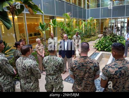 Le Secrétaire de la Marine Carlos Del Toro s'adresse aux membres de l'Agence de comptabilité de la Défense POW/MIA (DPAA) lors d'une visite au quartier général de la DPAA sur la base conjointe Pearl Harbor-Hickam, Hawaï, 18 juillet 2022. Del Toro a reçu une tournée de la direction de la DPAA pour souligner les nombreux rôles et responsabilités que l'agence sert. La mission de la DPAA est de réaliser la comptabilité la plus complète possible pour le personnel des États-Unis manquant et non comptabilisé auprès de leur famille et de notre nation. Banque D'Images