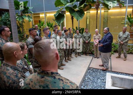 Le Secrétaire de la Marine Carlos Del Toro s'adresse aux membres de l'Agence de comptabilité de la Défense POW/MIA (DPAA) lors d'une visite au quartier général de la DPAA sur la base conjointe Pearl Harbor-Hickam, Hawaï, 18 juillet 2022. Del Toro a reçu une tournée de la direction de la DPAA pour souligner les nombreux rôles et responsabilités que l'agence sert. La mission de la DPAA est de réaliser la comptabilité la plus complète possible pour le personnel des États-Unis manquant et non comptabilisé auprès de leur famille et de notre nation. Banque D'Images