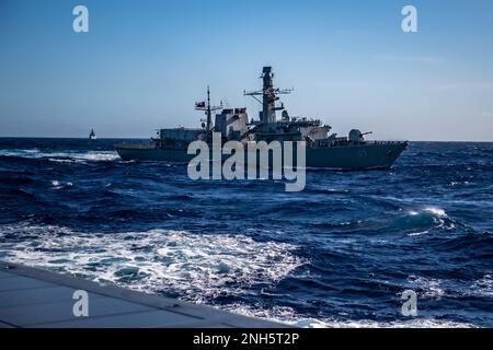 220718-N-YN807-1005 OCÉAN PACIFIQUE (18 juillet 2022) – la frégate de la marine chilienne CNS Almirante Lynch (FF 07), au centre, et LA FRÉGATE de la marine mexicaine Benito Juarez (F-101), ont quitté, transite l'océan Pacifique à côté du destroyer à missiles guidés de classe Zumwalt USS Michael Monsoor (DDG 1001) pendant la côte du Pacifique (RIMPAC) 2022, 18 juillet. Vingt-six nations, 38 navires, quatre sous-marins, plus de 170 avions et 25 000 membres du personnel participent au RIMPAC de 29 juin à août 4 dans et autour des îles hawaïennes et du sud de la Californie. Le plus grand exercice maritime international au monde, RIMPAC fournit une unité unique Banque D'Images