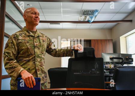 Le colonel Calvin B. Powell, commandant de la 39e Escadre de la base aérienne, est informé du rôle du 39e Escadron de contrôleur (CPTS) lors d’une tournée d’immersion à Incirlik AB, Turquie, le 18 juillet 2022. Les membres du 39th ABW dépendent de ce service à leur arrivée, et il contribue à une transition accueillante et en douceur. L'équipe de commandement a pu expérimenter le processus approfondi Airmen du 39th CPT achevé pour tout le personnel militaire américain situé ici. 39th ABW, 39th Air base Wing, Incirlik Air base, Turquie, Banque D'Images