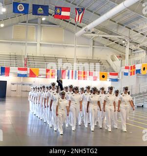 GRANDS LACS, Illinois (18 juillet 2022) corps d'instruction des officiers de la Réserve navale (NROTC) Nouveau candidat à l'endoctrinement des étudiants (NSI) cycle 2 les candidats du milieu du navire marchent dans la salle de l'exercice de cérémonie à mi-chemin du Commandement de l'instruction des recrues (CTF) pour commencer leur cérémonie de remise des diplômes, à 18 juillet. À la fin de l'INS, les candidats débuteront leur première année du programme NROTC dans les collèges et universités de tout le pays cet automne. NSI est un programme d'endoctrinement hébergé au CCF, et fournit aux sages-navires une orientation commune en matière d'entraînement militaire. NSI offre une formation de base sur cinq principes fondamentaux de la lutte contre l'incendie Banque D'Images