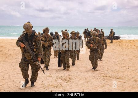 LA ZONE D'ENTRAÎNEMENT DU CORPS MARITIME BRIGHTA, Hawaii (18 juillet 2022) les Marines des États-Unis avec 3rd Bataillon de reconnaissance, 3rd Division marine et les soldats de l'armée australienne se préparent à mener l'entraînement helo-CAST pendant la Rim of the Pacific (RIMPAC) 2022, à la zone d'entraînement du corps maritime Bellows, Hawaï, 18 juillet. Vingt-six nations, 38 navires, quatre sous-marins, plus de 170 avions et 25 000 membres du personnel participent au programme RIMPAC de 29 juin au 4 août dans les îles hawaïennes et dans le sud de la Californie. Le plus grand exercice maritime international au monde, RIMPAC offre une occasion unique de formation tout en FO Banque D'Images