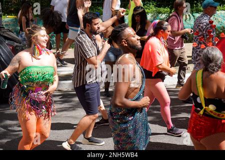 São Paulo SP Brésil 20 février 2023 fêtards dansant pendant la fête annuelle de bloc de rue connu sous le nom de 'Bloco dos Esfarrapados' sur 19 février 2023. Credit: Cris Faga/Alay Live News Banque D'Images