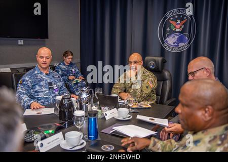 220718-N-TD082-1001 ÉTATS-UNIS Major général de la Force spatiale David Miller, États-Unis Le directeur des opérations mondiales du Commandement spatial, organise une table ronde avec le commodore de l'air Nicholas Hogan, directeur général de la branche des capacités spatiales du Commandement spatial de la défense australienne, au quartier général de l'USSPACECOM, à la base de la Force spatiale Peterson, au Colorado, au 18 juillet 2022. Au cours de sa visite, Hogan a informé les hauts dirigeants de l'USSPACECOM de l'état actuel du Groupe de travail australien sur l'architecture spatiale. Opérant de manière interchangeable avec des alliés et partenaires clés, USSPACECOM continue de générer un plus grand degré de puissance spatiale pour faire progresser le niveau national Banque D'Images