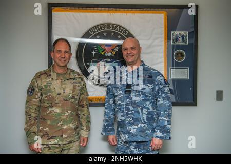 220718-N-TP834-2002 ÉTATS-UNIS Lieutenant général de la Force spatiale John Shaw, États-Unis Commandant adjoint du Commandement spatial, accueille le Commodore de l'Air Nicholas Hogan, directeur général de la Direction générale des capacités spatiales du Commandement spatial de la défense australienne, au quartier général de l'USSPACECOM, à la base de la Force spatiale Peterson, au Colorado (18 juillet 2022). Au cours de sa visite, Hogan a informé les hauts dirigeants de l'USSPACECOM de l'état actuel du Groupe de travail australien sur l'architecture spatiale. Opérant de manière interchangeable avec des alliés et partenaires clés, USSPACECOM continue de générer un plus grand degré de puissance spatiale pour promouvoir les intérêts nationaux et soutenir l'inter fondé sur des règles Banque D'Images