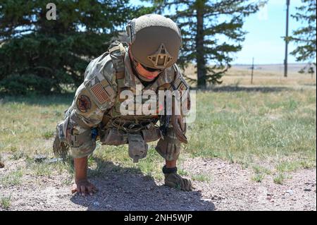 L'aviateur Andres Metzler, défenseur de l'escadron 890th des forces de sécurité des missiles, fait des pressions au cours de la section d'entraînement aux tirs d'effort, à 19 juillet 2022, au camp Guernesey, Wyoming. Le tir à l'effort aide le corps à imiter la réaction et le sentiment expérimenté dans un vrai combat d'armes à feu. Banque D'Images