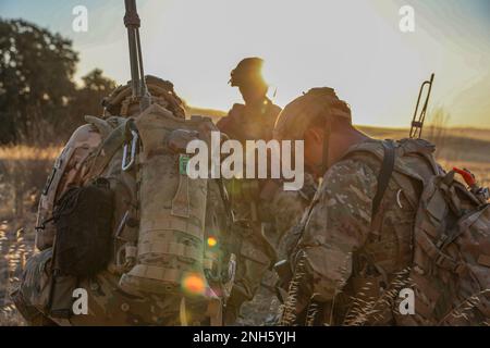 Les soldats de la Garde nationale de l'Armée de l'Arizona affectés à la Compagnie Alpha, 1st Bataillon, 158th Infantry Regiment, 29th Infantry Brigade combat Team effectuent des évaluations de communication avant d'effectuer des manœuvres de troupes dans le cadre du programme Exportable combat Training Capability (XCTC) au Camp Roberts, Californie, 18 juillet 2022. La XCTC offre aux commandants et aux dirigeants l’occasion d’évaluer les forces et les faiblesses de leurs soldats, ce qui contribue à leur compétence en tant qu’individu, équipe, peloton, unité et brigade. Banque D'Images