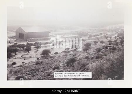 ACTIVITÉ DE SOUTIEN NAVAL SOUDA BAY, Grèce (18 juillet 2022) photo de fichier vers 1971 sous-titrée, "vue du détachement naval des États-Unis prise à flanc de colline". Activité de soutien naval Souda Bay est une base opérationnelle à terre qui permet aux forces américaines, alliées et des Nations partenaires d'être là où elles sont nécessaires quand elles sont nécessaires pour préserver la sécurité et la stabilité dans les zones de responsabilité du commandement européen, africain et central. Crète, Grèce, NSA Souda Bay, équipe Souda, Banque D'Images