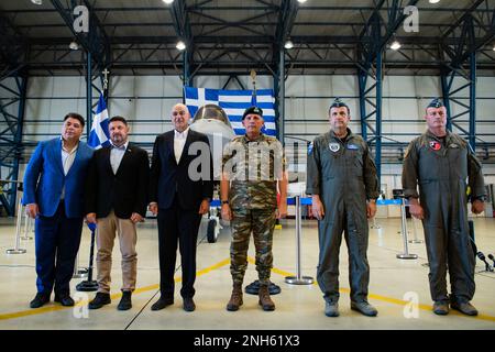 Depuis la gauche, George Tsunis, États-Unis Ambassadeur en Grèce, Nikos Chardalias, vice-ministre grec de la Défense, Nikos Dendias, ministre grec des Affaires étrangères, général Konstantinos Floros, chef d'état-major des Forces armées helléniques, général Themistoklis Bourolias, chef d'état-major de l'Armée hellénique et colonel Christos Grigoris, commandant de l'escadre de combat 115, Posez pour une photo pendant l'exercice Poseidon's rage 22, à la base aérienne de Souda, Grèce, 19 juillet 2022. PR22 se concentre sur le partenariat entre les forces aériennes américaines et hellénique, afin d'approfondir les relations de sécurité entre les États-Unis et la Grèce. Banque D'Images