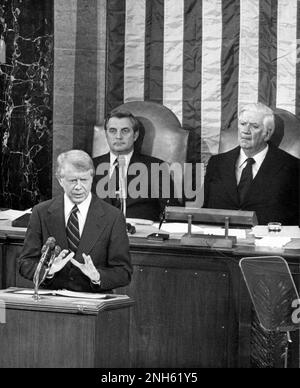 Le président américain Jimmy carter, en bas à gauche, s’adresse à une session conjointe du Congrès américain dans le Capitole des États-Unis à Washington, DC 0n 18 septembre 1978. Dans ses remarques, le Président a informé les membres et le peuple américain des pourparlers qui ont abouti aux accords de Camp David entre l'Égypte et Israël. Il a ensuite poursuivi en louant le président égyptien Anwar Sadat et le Premier ministre israélien Menachem Begin pour leur courage dans la réalisation des accords historiques. Le vice-président des États-Unis, Walter Mondale, au centre, et le président de la Chambre des représentants des États-Unis, Thomas P. âTipâ OâNeill (D. Banque D'Images