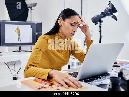 Photographie stress, problème de prise de vue et femme d'affaires avec l'anxiété de la question de vision créative. Conception informatique, créativité frustrée employé et Banque D'Images