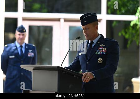 Brig. Le gén Michael T. Rawls, commandant entrant du Centre d'essais et d'évaluation opérationnels de la Force aérienne (CEAFO), prononce un discours lors de la cérémonie de passation de commandement de l'CEAFO à la base aérienne de Kirtland, N.M., 19 juillet 2022. Rawls a reçu le commandement du commandant sortant, le général de division James R. Sears Jr Banque D'Images