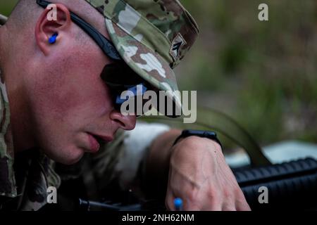 Le Cpl. De la Réserve de l'armée Anton Shekhalevich, 412th, commandant de l'ingénieur de théâtre, note des notes dans son carnet au Camp Ethan Allen, Vermont, sur 19 juillet 2022. La compétition militaire de la Confédération interalliée des officiers de réserve (CIOR MILCOMP) est une compétition d'équipe de trois jours composée de l'OTAN et du Partenariat pour les nations de la paix en Europe. Il est autour depuis 1957. Le concours est ouvert à toutes les composantes de la réserve pour les NCO et les officiers. Il est maintenant géré sur une base volontaire et financé par d'anciens concurrents par l'intermédiaire d'une association d'anciens élèves. Banque D'Images