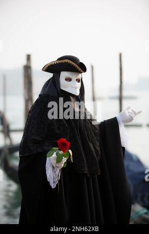 Venise, Italie. 17th févr. 2023. Venise et son Carnaval. La ville a accueilli des milliers de personnes pour le carnaval, les masques de toutes sortes ont coloré et animé cette ville merveilleuse. (Credit image: © Stefano Cappa/Pacific Press via ZUMA Press Wire) USAGE ÉDITORIAL SEULEMENT! Non destiné À un usage commercial ! Banque D'Images