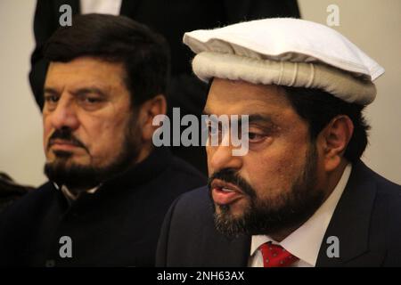 Peshawar, Pakistan. 20th févr. 2023. Le gouverneur Sindh Kamran Tesori prendra la parole lors d'une conférence de presse dans une ligne de police à Peshawar. Le gouverneur Sindh Kamran Tessori a appelé le ministre en chef du KP, Muhammad Azam Khan, à la Maison du ministre en chef. (Photo de Hussain Ali/Pacific Press) crédit: Pacific Press Media production Corp./Alay Live News Banque D'Images