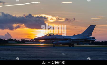 Le lieutenant-colonel Michael May, pilote d'essai du faucon F-16 au sein de l'escadron d'essai et d'évaluation 85th, taxis sur la rampe de la base aérienne d'Eglin, Floride, 19 juillet 2020. Le tes 85 se forme régulièrement en vol de nuit pour maintenir ses compétences. Banque D'Images