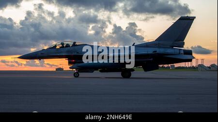 Le lieutenant-colonel Michael May, pilote d'essai du faucon de combat F-16 au sein de l'escadron d'essai et d'évaluation 85th, préforme certains contrôles finaux avant le décollage à la base aérienne d'Eglin, en Floride, au 19 juillet 2020. Le F-16 peut localiser des cibles dans toutes les conditions météorologiques et détecter les avions à vol lent dans l'encombrement au sol du radar. . Banque D'Images