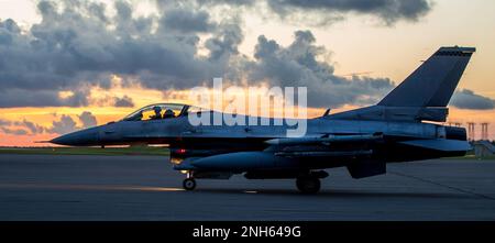 Le lieutenant-colonel Michael May, pilote d'essai du faucon de combat F-16 au sein de l'escadron d'essai et d'évaluation 85th, préforme certains contrôles finaux avant le décollage à la base aérienne d'Eglin, en Floride, au 19 juillet 2020. Le F-16 peut localiser des cibles dans toutes les conditions météorologiques et détecter les avions à vol lent dans l'encombrement au sol du radar. . Banque D'Images