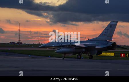 Le major Ryan Forystek, pilote d'essai de faucon F-16 au sein de l'escadron d'essai de vol 40, taxies avant de décoller à la base aérienne d'Eglin, en Floride, au 19 juillet 2020. Dans un rôle air-surface, le F-16 peut voler plus de 500 miles, livrer ses armes avec une précision supérieure, se défendre contre les avions ennemis et revenir à son point de départ. Banque D'Images