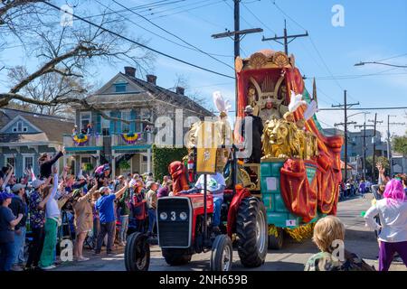 LA NOUVELLE-ORLÉANS, LA, États-Unis - 19 FÉVRIER 2023 : le roi Thoth flotte au début du défilé de Krewe de Thoth Mardi gras et une foule agaiseuse sur Magazine Street Banque D'Images