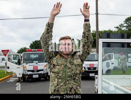 220719-N-DM318-1043.NEF NAVAL AIR FACILITY ATSUGI, Japon (19 juillet 2021) Master-at-Arms 2nd classe Nicholas Wells, simule être détenu par les marins de la Force de sécurité de l'installation aérienne navale Atsugi pendant un exercice d'entraînement contre le terrorisme (ATT)). Banque D'Images