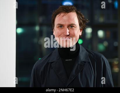 Berlin, Allemagne. 20th févr. 2023. Lars Eidinger arrive à la réception ARTE à l'Akademie der Künste à Pariser Platz. Credit: Jens Kalaene/dpa/Alamy Live News Banque D'Images