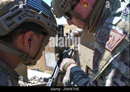 L'ancien Airman Michael Knowles, instructeur d'armes de combat au sein de l'escadron d'entraînement au combat au sol 90th, forme un aviman de classe 1st, Gavin Castillo, défenseur de l'escadron des forces de sécurité des missiles 890th, 19 juillet 2022, au camp Guernesey, Wyoming. Les membres des 90 SCTM forment les membres des forces de sécurité pour assurer leur létalité et leur état de préparation dans toutes les situations. Banque D'Images