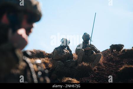 ZONE D'ENTRAÎNEMENT de POHAKULOA, Hawaï (19 juillet 2022) le Gunner de l'armée royale australienne Frederick George et le Gunner Damian Patch, tous deux des observateurs avant du 4th Regiment, Artillerie royale australienne, appellent à des missions aériennes dans la zone d'entraînement de Pōhakuloa, Hawaï, 19 juillet 2022. Marines avec 1st Bataillon, 12th Marines, 3D Marine Division a mené des missions conjointes et internationales conjointes de contrôle des attaques aériennes et de lutte contre les incendies dans le cadre de Rim du Pacifique (RIMPAC) 2022. Vingt-six nations, 38 navires, trois sous-marins, plus de 170 avions et 25 000 membres du personnel participent au programme RIMPAC du 29 juin au 4 août Banque D'Images