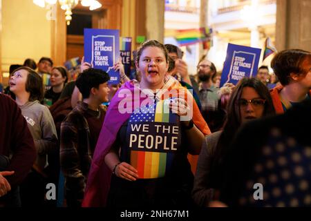 Indianapolis, États-Unis. 20th févr. 2023. Jessica Parrish proteste devant la Chambre des représentants de l'Indiana lors de l'audition du comité de l'éducation sur le HB 1608, également connu sous le nom de projet de loi « Don't say gay » à Indianapolis. Le comité a voté 9-4 pour envoyer le projet de loi à l'étage de la Chambre. Crédit : SOPA Images Limited/Alamy Live News Banque D'Images