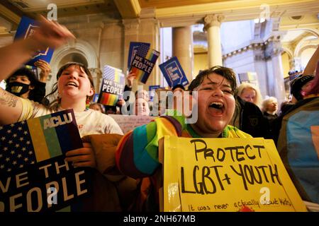 Indianapolis, États-Unis. 20th févr. 2023. Des manifestants ont installé la salle devant la Chambre des représentants de l'Indiana lors de l'audition du comité d'éducation sur le HB 1608, également connu sous le nom de projet de loi « ne dites pas gay » à Indianapolis. Le comité a voté 9-4 pour envoyer le projet de loi à l'étage de la Chambre. Crédit : SOPA Images Limited/Alamy Live News Banque D'Images