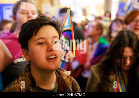 Indianapolis, États-Unis. 20th févr. 2023. Des manifestants ont installé la salle devant la Chambre des représentants de l'Indiana lors de l'audition du comité d'éducation sur le HB 1608, également connu sous le nom de projet de loi « ne dites pas gay » à Indianapolis. Le comité a voté 9-4 pour envoyer le projet de loi à l'étage de la Chambre. Crédit : SOPA Images Limited/Alamy Live News Banque D'Images