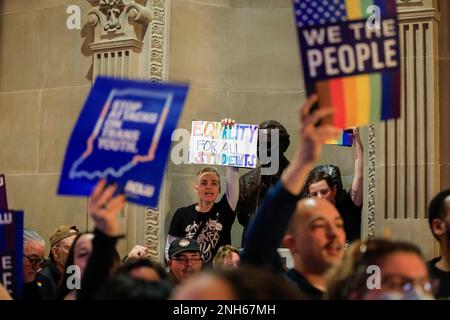 Indianapolis, États-Unis. 20th févr. 2023. Des manifestants ont installé la salle devant la Chambre des représentants de l'Indiana lors de l'audition du comité d'éducation sur le HB 1608, également connu sous le nom de projet de loi « ne dites pas gay » à Indianapolis. Le comité a voté 9-4 pour envoyer le projet de loi à l'étage de la Chambre. Crédit : SOPA Images Limited/Alamy Live News Banque D'Images