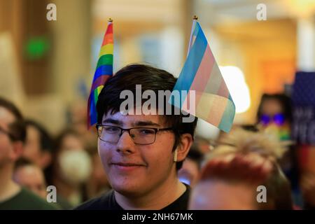 Indianapolis, États-Unis. 20th févr. 2023. Des manifestants ont installé la salle devant la Chambre des représentants de l'Indiana lors de l'audition du comité d'éducation sur le HB 1608, également connu sous le nom de projet de loi « ne dites pas gay » à Indianapolis. Le comité a voté 9-4 pour envoyer le projet de loi à l'étage de la Chambre. Crédit : SOPA Images Limited/Alamy Live News Banque D'Images