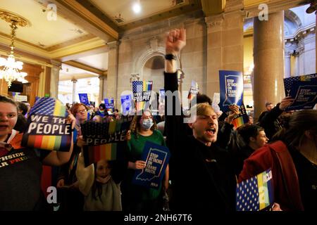 Indianapolis, États-Unis. 20th févr. 2023. Noah Thomas proteste devant la Chambre des représentants de l'Indiana lors de l'audition de la commission de l'éducation sur le HB 1608, également connu sous le nom de projet de loi « Don't say gay » à Indianapolis. Le comité a voté 9-4 pour envoyer le projet de loi à l'étage de la Chambre. (Photo de Jeremy Hogan/SOPA Images/Sipa USA) crédit: SIPA USA/Alay Live News Banque D'Images