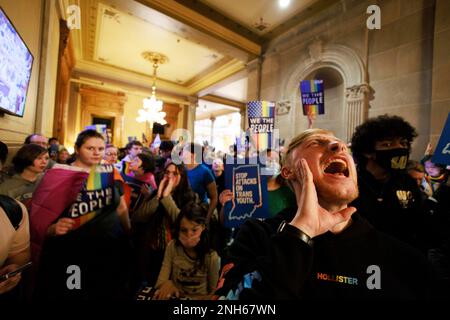 Indianapolis, États-Unis. 20th févr. 2023. Noah Thomas proteste devant la Chambre des représentants de l'Indiana lors de l'audition de la commission de l'éducation sur le HB 1608, également connu sous le nom de projet de loi « Don't say gay » à Indianapolis. Le comité a voté 9-4 pour envoyer le projet de loi à l'étage de la Chambre. (Photo de Jeremy Hogan/SOPA Images/Sipa USA) crédit: SIPA USA/Alay Live News Banque D'Images